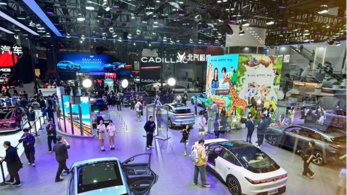 10月卖了近2.4万台，极狐汽车为啥能逆袭？我们去广州车展看了看