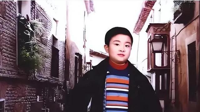 “五道杠”小学生，曾因一脸“官相”而走红，如今状态却令人泯然