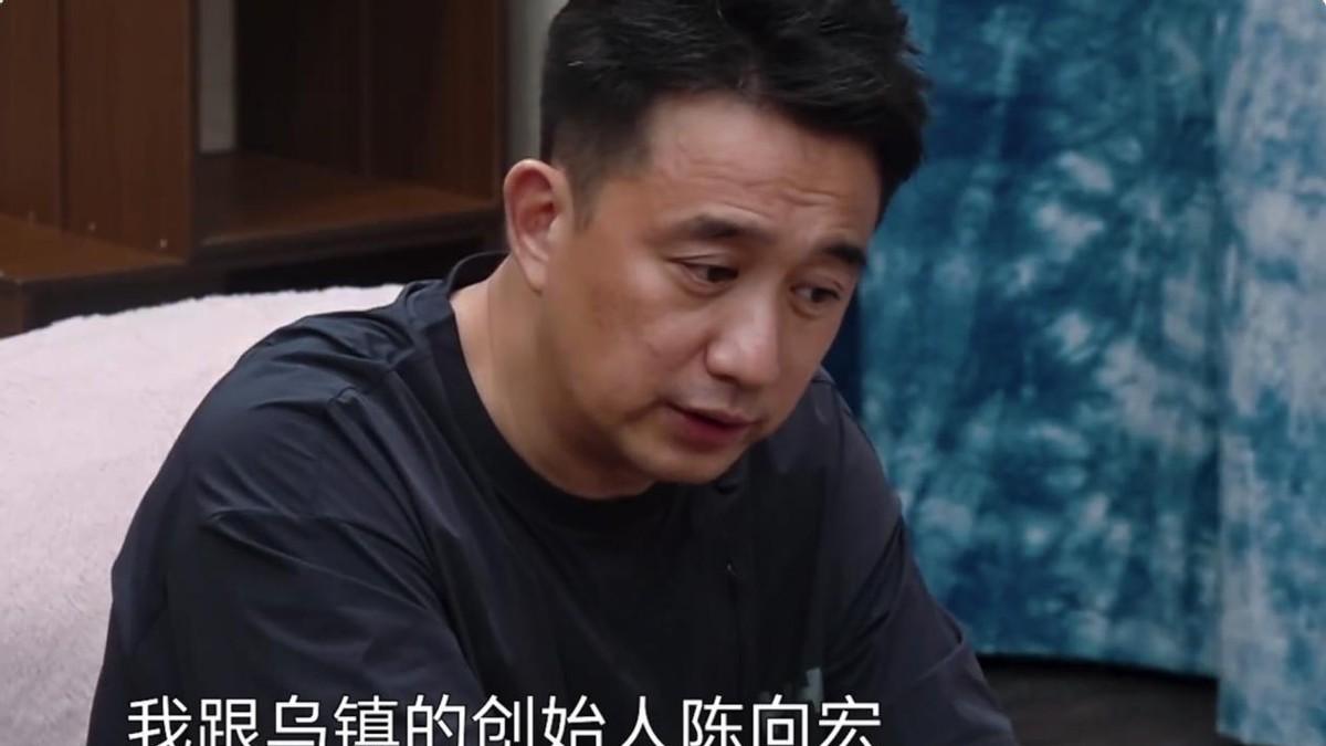 《向往8》何炅惨成背景板，黄磊“旷工”，节目被两个外人抢风头