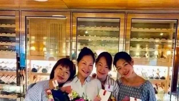 大S身后事变流量戏



这家人真是把网友当猴耍！大S去世都一个月了，还没好好安