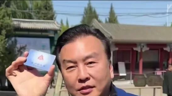 ​昔日央视名嘴，竟胖成了这样？张泽群逛颐和园，岁月是把“猪饲料”？