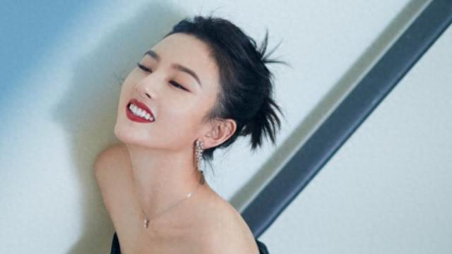 宋祖儿出席活动宣传新剧，看到垃圾弯腰捡起，真是人美心善的姑娘