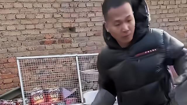 一件外套16万，A8大G换着开，靠驯狗走红的潘宏，真实收入曝光