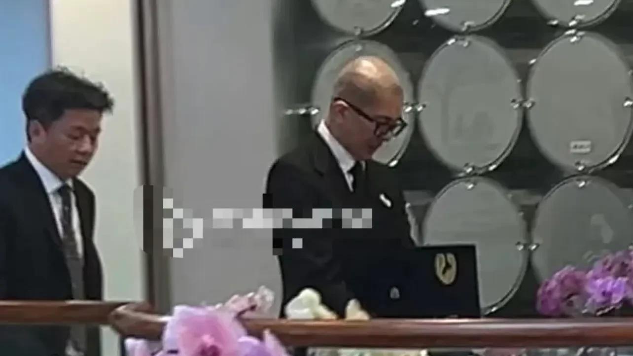 具俊晔在葬礼上数次哽咽