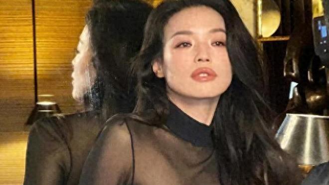 48岁舒淇出席时装周！身着透视黑裙展现女性魅力，观秀阵容超强
