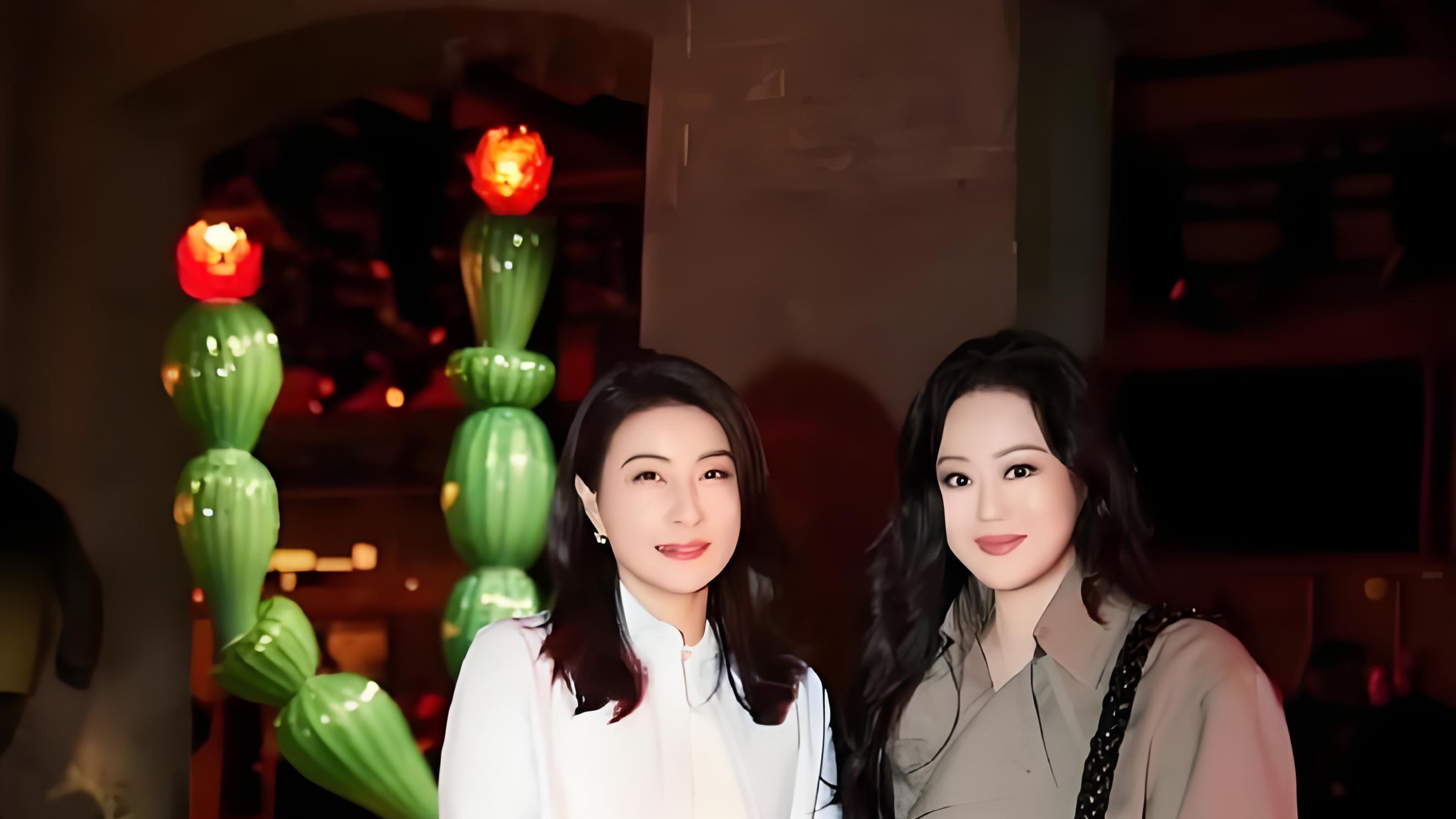看了周涛、董卿的素颜照，才知道真正的美人，不在皮、也不在骨！
