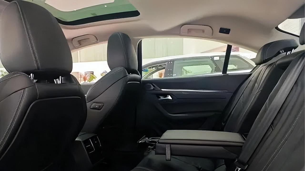 法系豪华翻身仗！试驾完这辆17万法系B级车，我连夜退了雅阁订单