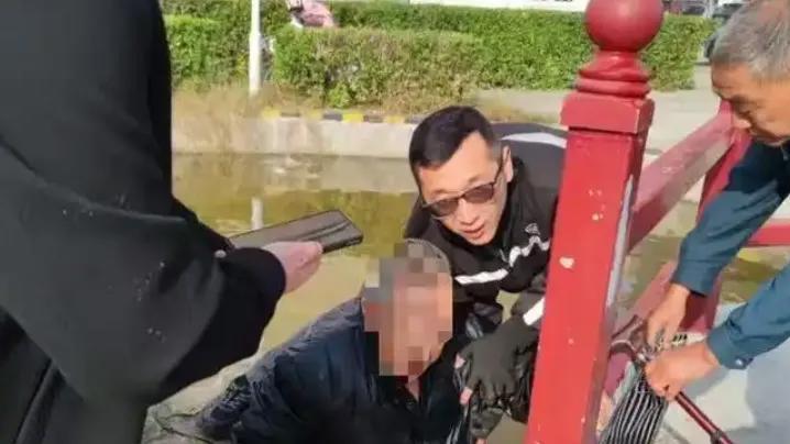 点赞菏泽！快递小哥冰冷的湖水中救下八旬老人！