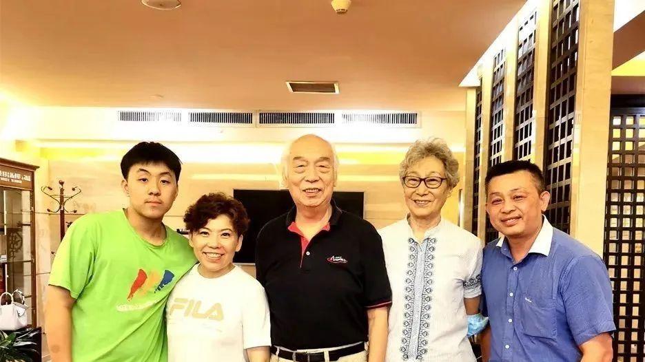 邓亚萍罕晒全家照！50岁的她穿着朴素但气场十足，16岁儿子身材高大，长相气质神似老爸