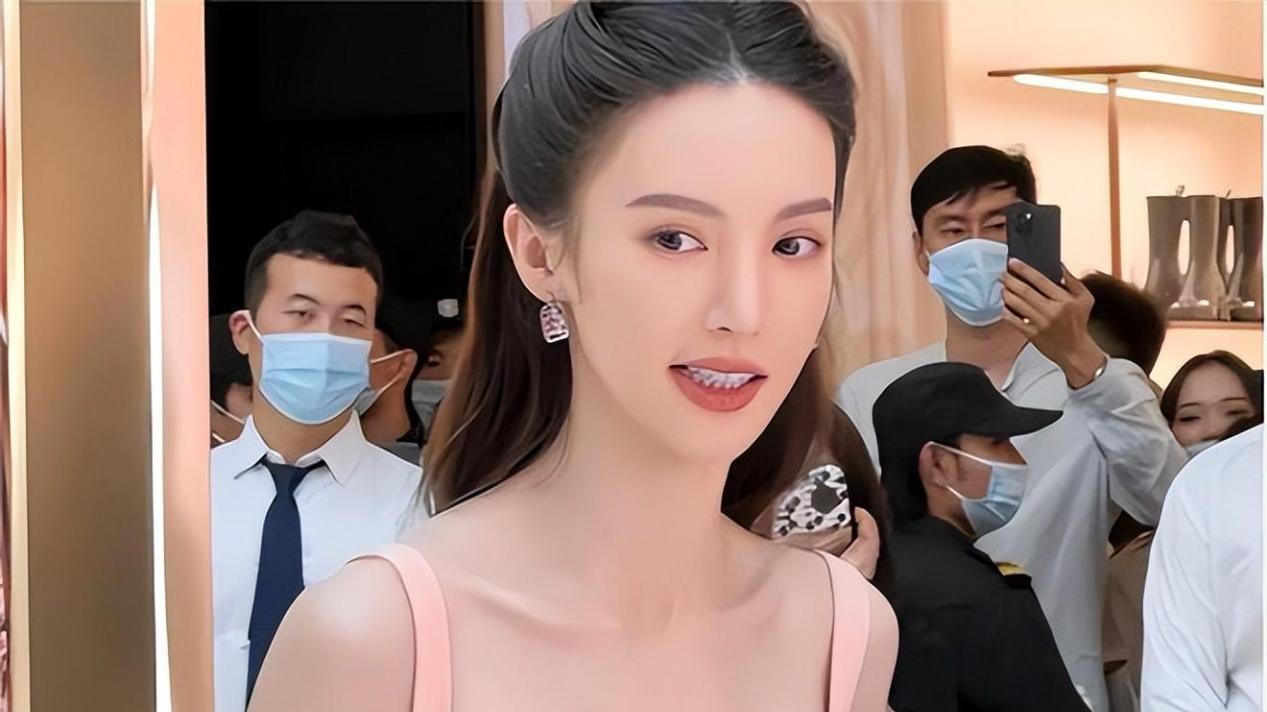 骨瘦如柴、全身涂白、满嘴假牙，娱乐圈的这些“审美”真不高级！