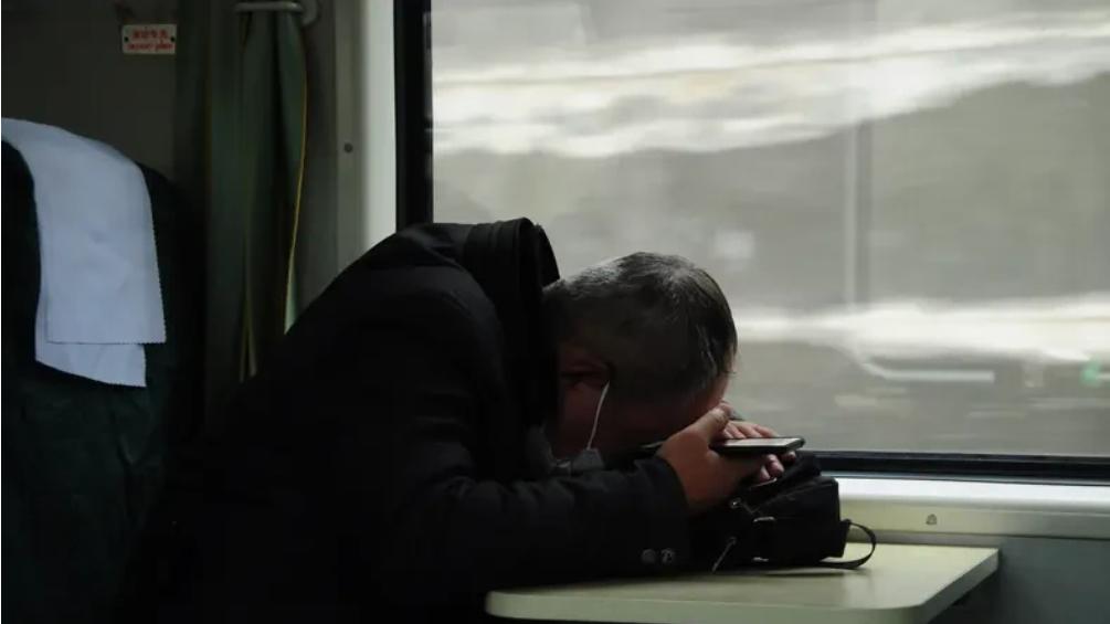 火车上的哭声让人心头一紧！