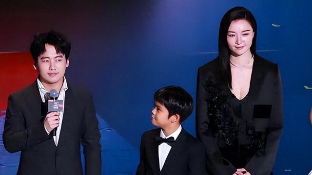 郭麒麟如今在娱乐圈的资源真是越来越好了，这次他带着新电影《脱缰者也》在上海国际电影节亮相