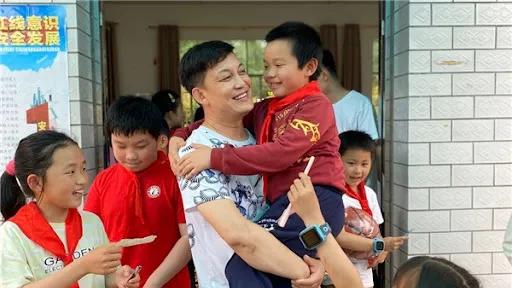 内娱“男版李湘”火了：以为是过气主持人，结果是千万富翁......