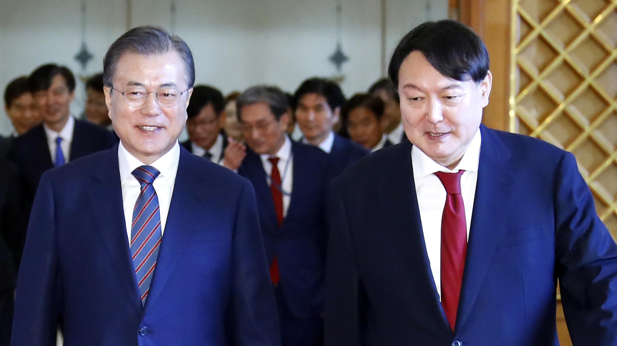 尹锡悦出狱埋雷！李在明民调碾压却迎生死劫，韩国政坛大乱斗升级