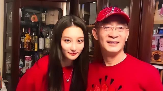 六小龄童愁嫁34岁女儿，看到真容后，网友惊呼：“这谁敢娶”？