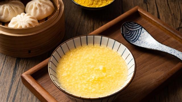 煮小米粥时，记得不要直接用水煮！大厨教我一招，7分钟出米油