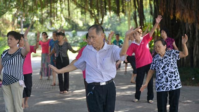 故事：女同事让我假扮男友，糊弄她爸妈，谁知道去到后天天干农活