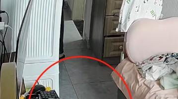 抬杠！婴儿床上头朝下摔地，婆婆却说磕碰难免，儿媳回应网友炸锅