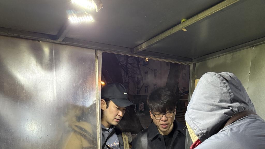 青岛姑娘肉包煎饼攻陷首尔，韩国大妈追着喊“再来一份！”