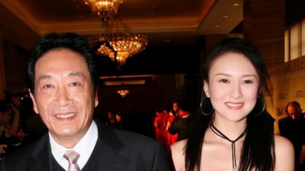 演员王奎荣：68岁娶小37岁饶芯语，71岁老来得女，现如何？