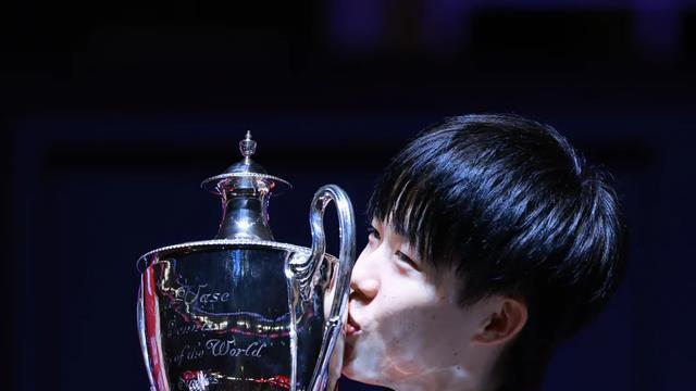 王楚钦夺冠！人民日报发文赞扬，邓亚萍高度评价，他创下三大记录