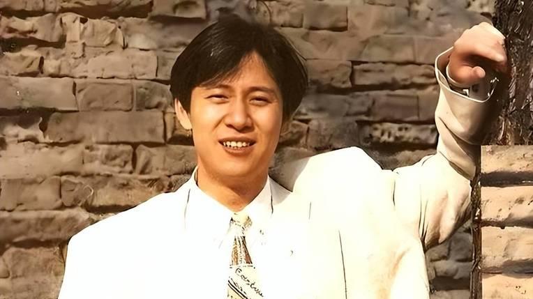 解晓东14次登春晚却败光家产，低谷期妻子一直默默陪伴