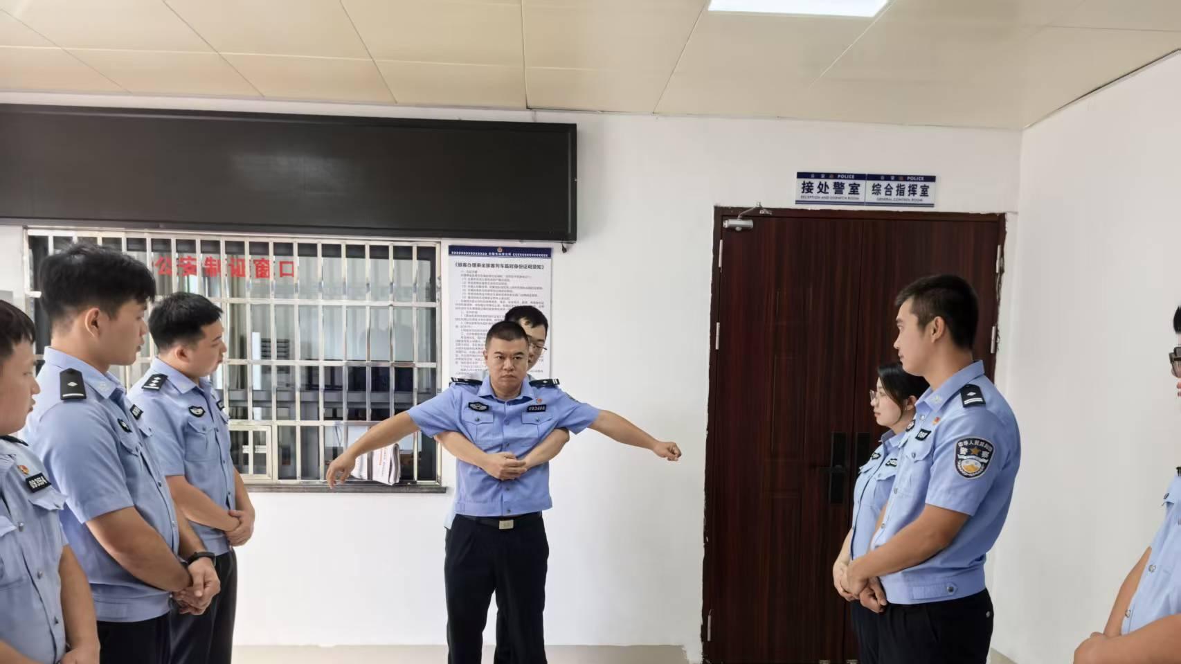 惠州铁路公安处丰顺东站派出所开展医警联动护平安 急救技能筑防线
