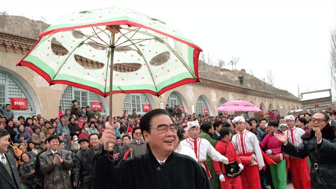 1996年大年初一，李鹏在延安当伞头，看起来，形、神都很地道