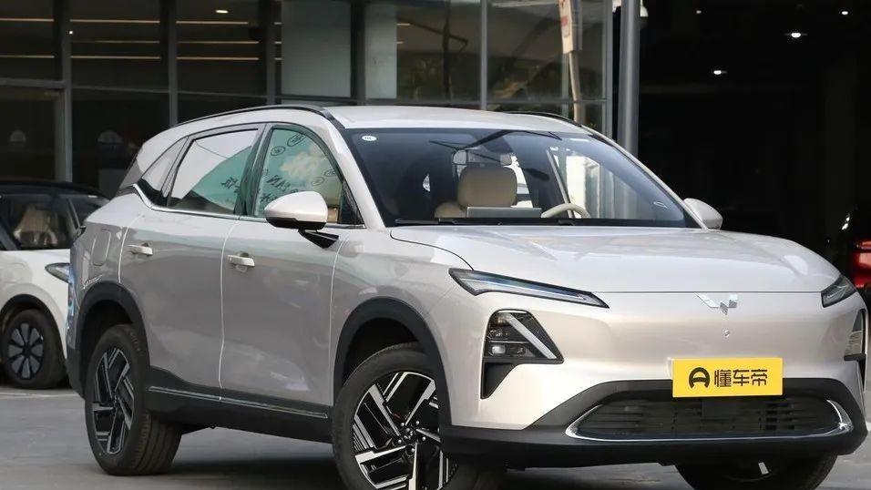 五菱发狠了！油耗3.9L+双独悬，可油可电，惠后7.18万，这款SUV香