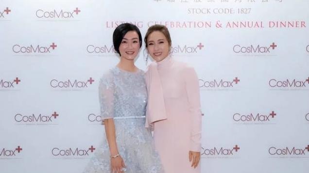 53岁黎姿还是童颜脸，穿粉裙show少女身材，与富商老公合影秀恩爱