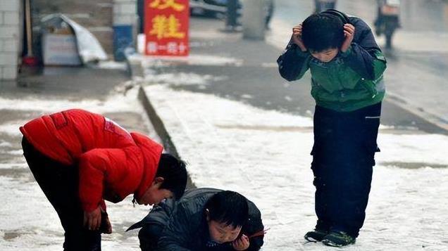 小孩炸井盖后续，赔偿结果出炉后，为何与此前天价赔偿天壤之别？