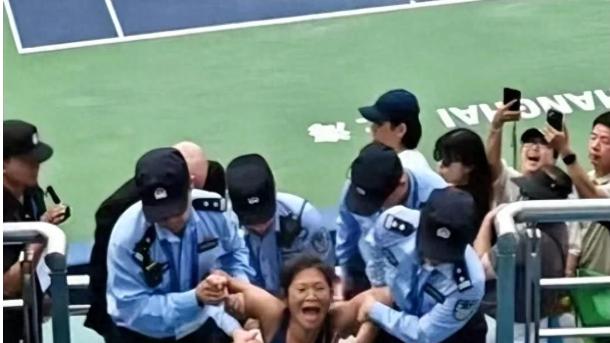上海网球赛“疯女人”身份曝光！深夜通报来了：别管老公是谁，在中国就得守规矩！