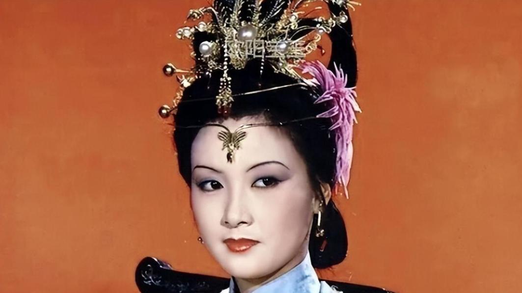 离婚39年后，身价过亿的前夫，谈及邓婕直怼：“活该，自找的！”