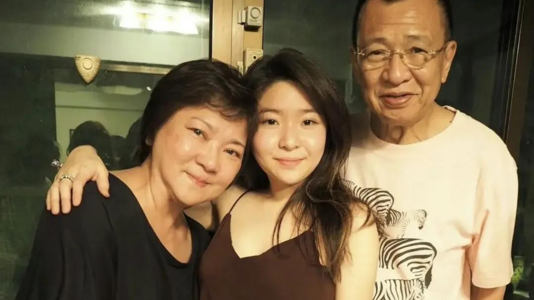 佘诗曼赶回香港探望许绍雄，受访时当场痛哭，称早知对方身体出事