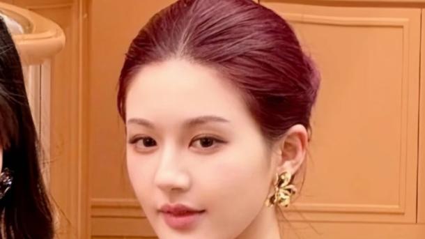 红发露思美炸热搜！新店站台生图刷屏，网友：内娱在逃红玫瑰！