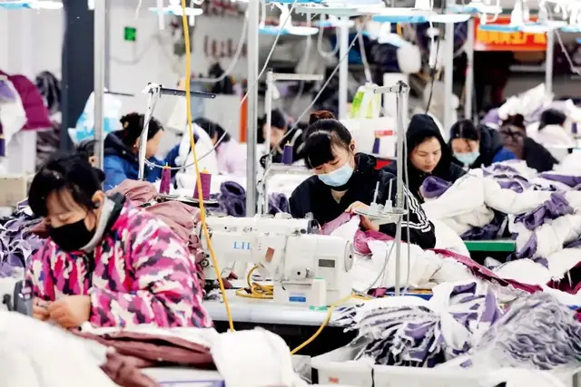 育儿上班两不误，多地争相涌现：时薪11元的“妈妈岗”，是福音还是深渊？