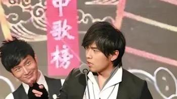 黄晓明回应“澳门豪赌输十亿”：欢乐豆吗？