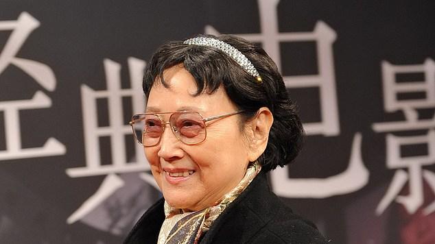 王晓棠真美了一辈子，88岁身姿挺拔精神矍铄，穿蓝裙配开衫高雅矜贵