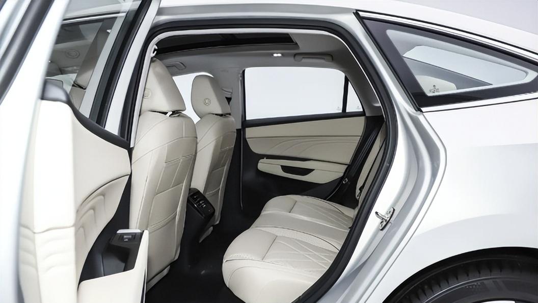 新一代大众速腾实车亮相，尺寸加长，颜值看齐迈腾，还带智能座舱