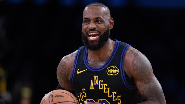 首秀仅7次出手就助力逆转！詹姆斯还在转型适应新湖人的体系！