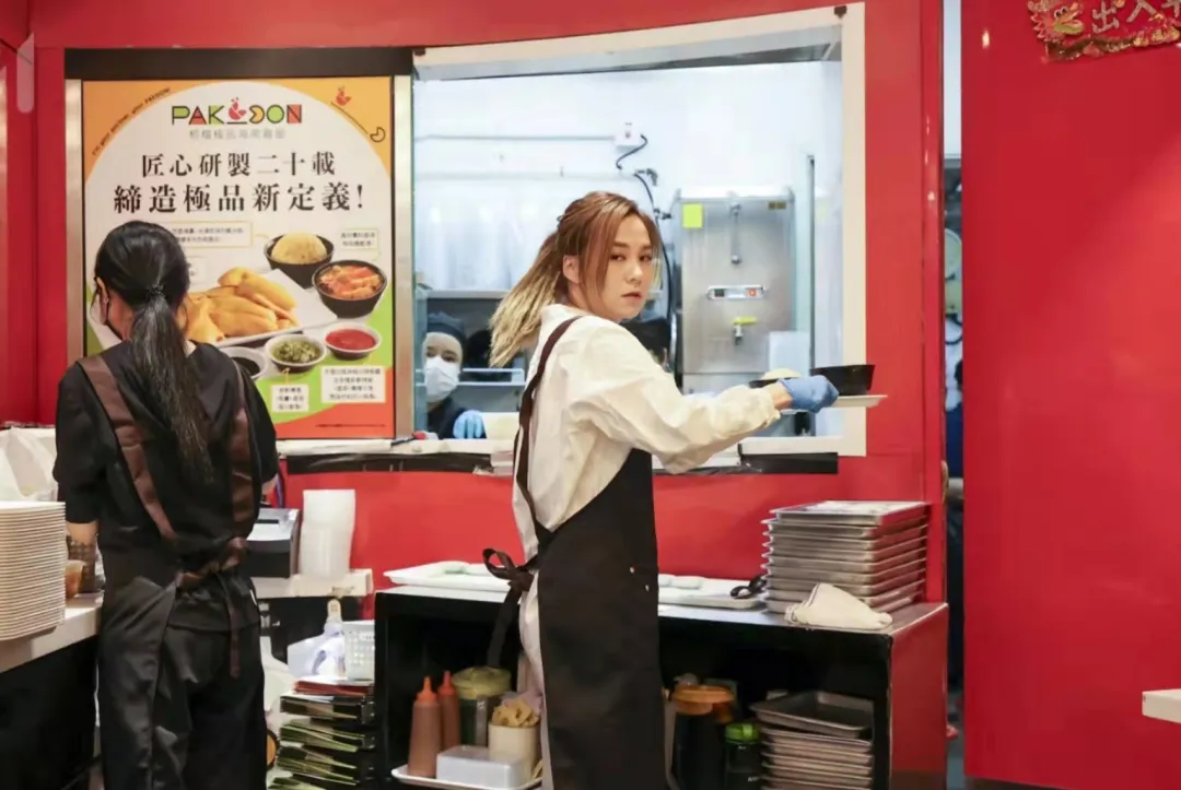 从TVB荧屏到餐厅后厨，梁茵转行去干服务员，甚至兼职洗厕所