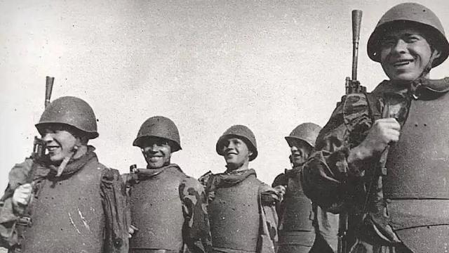 一名苏联士兵被俘后，德军对他穿的一件钢制背心非常好奇