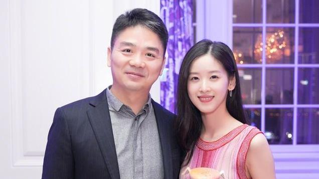 31岁章泽天近照变普通，面容憔悴头发枯黄毛躁，硬拗女强人失败？