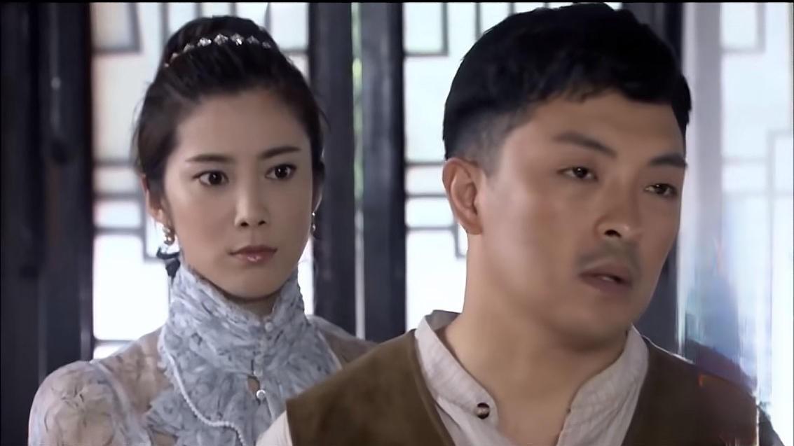 她当年红的发紫，曾被称为“女版于震”，如今回山东老家当主持人