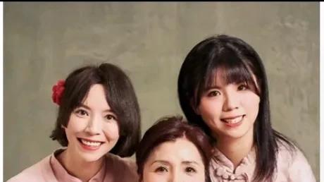 黄雅莉元宵节晒一家七口全家福，两位妈妈都好有气质！