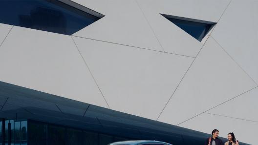 全新一代迈腾智慧座舱融入AI大模型升级本地生活服务