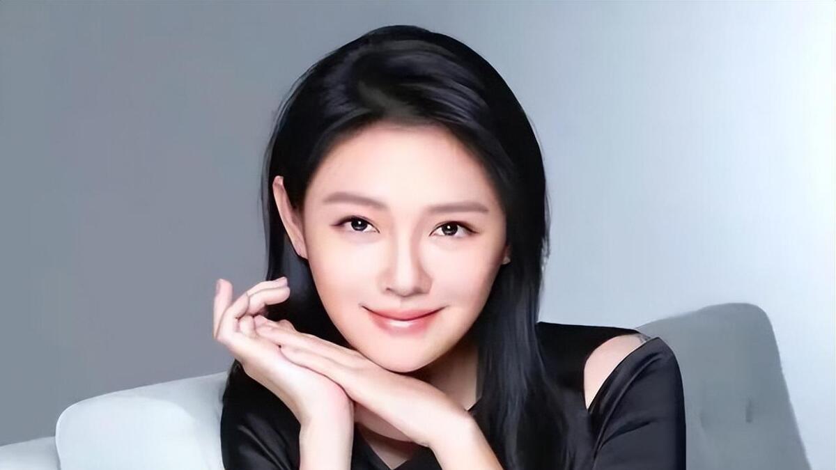 王祖贤加拿大低调设超度牌位：跨越时空的“小倩情谊”与名利场的冷暖映照，艺术与人性之光终成永恒