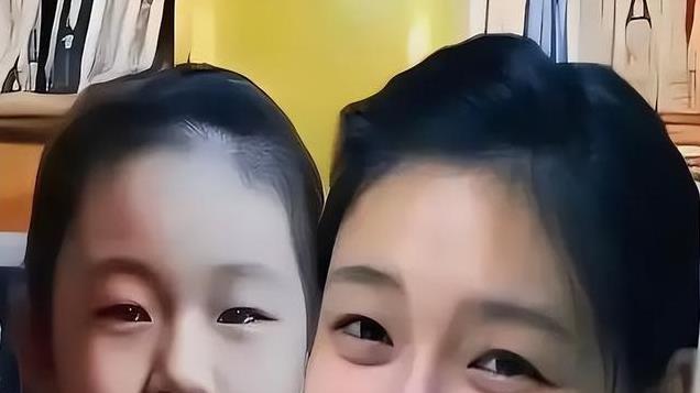 大S女儿变壮了，比汪小菲还要高，过马路让杨阿姨牵着手