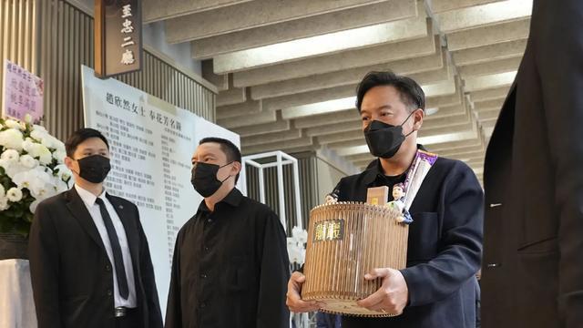 张震为母亲办葬礼，和哥哥在灵堂痛哭，长辈拥抱安慰，场面好悲伤