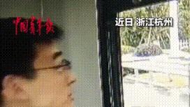 高速收费站，一辆平板车超重了！司机师傅急得满头大汗，这趟货要是耽误了，损失可大了